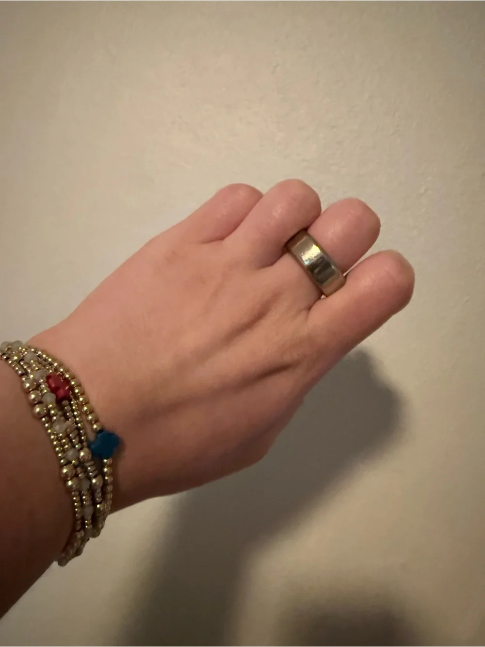 OURA RING SIZE 8 SILVER. ALSO COMES WITH COVERS TO MIX AND MATCH COLOR.